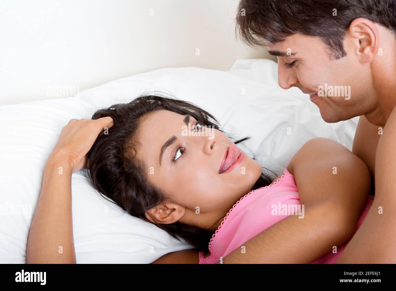 Femme à Droite Dans Le Lit Couple Couple faisant l'amour au lit Banque de photographies et d'images à haute résolution - Page 2 - Alamy