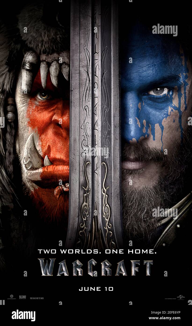 Warcraft: The Started (2016) réalisé par Duncan Jones et mettant en vedette Travis Fimmel, Paula Patton et Ben Foster. Alors qu'une horde ORC envahit la planète Azeroth à l'aide d'un portail magique, quelques héros humains et des orcs dissidents doivent tenter d'arrêter le vrai mal derrière cette guerre. Banque D'Images