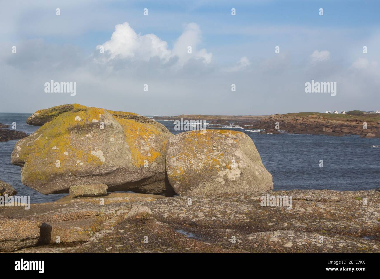Côte avec de grands rochers près du port de Porspoder Banque D'Images