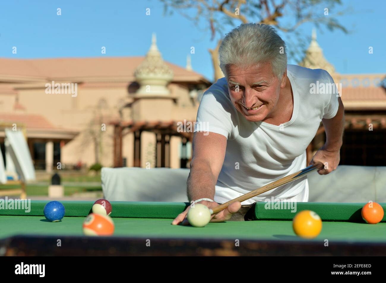 Portrait of smiling senior billiard Banque D'Images