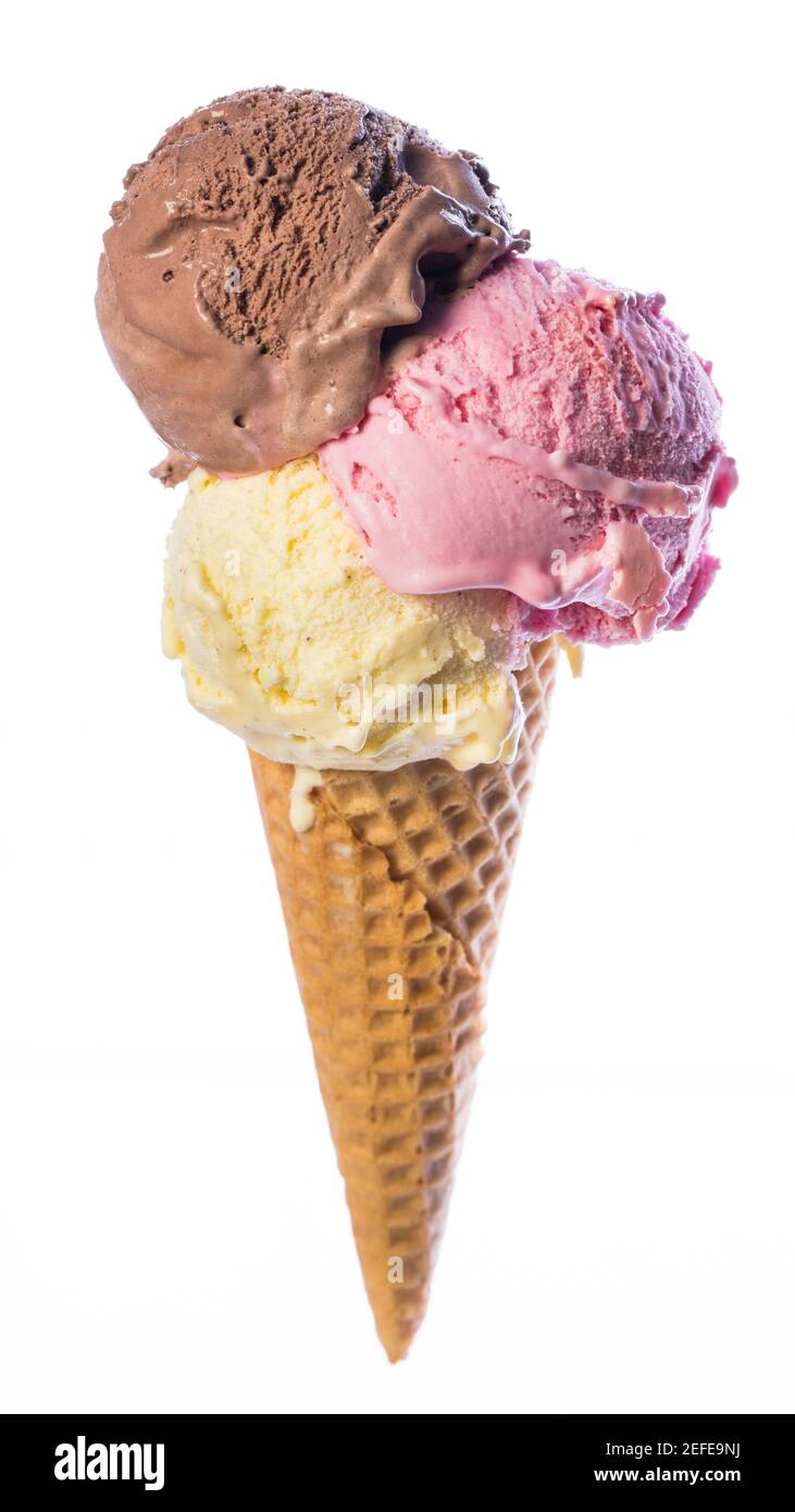 Sachet de glace avec 3 boules de glace douce (glace vanille, glace chocolat, glace fraise) isolée sur fond blanc Banque D'Images