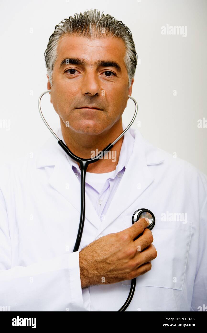 Portrait d'un médecin de sexe masculin s'examinant avec un stéthoscope Banque D'Images