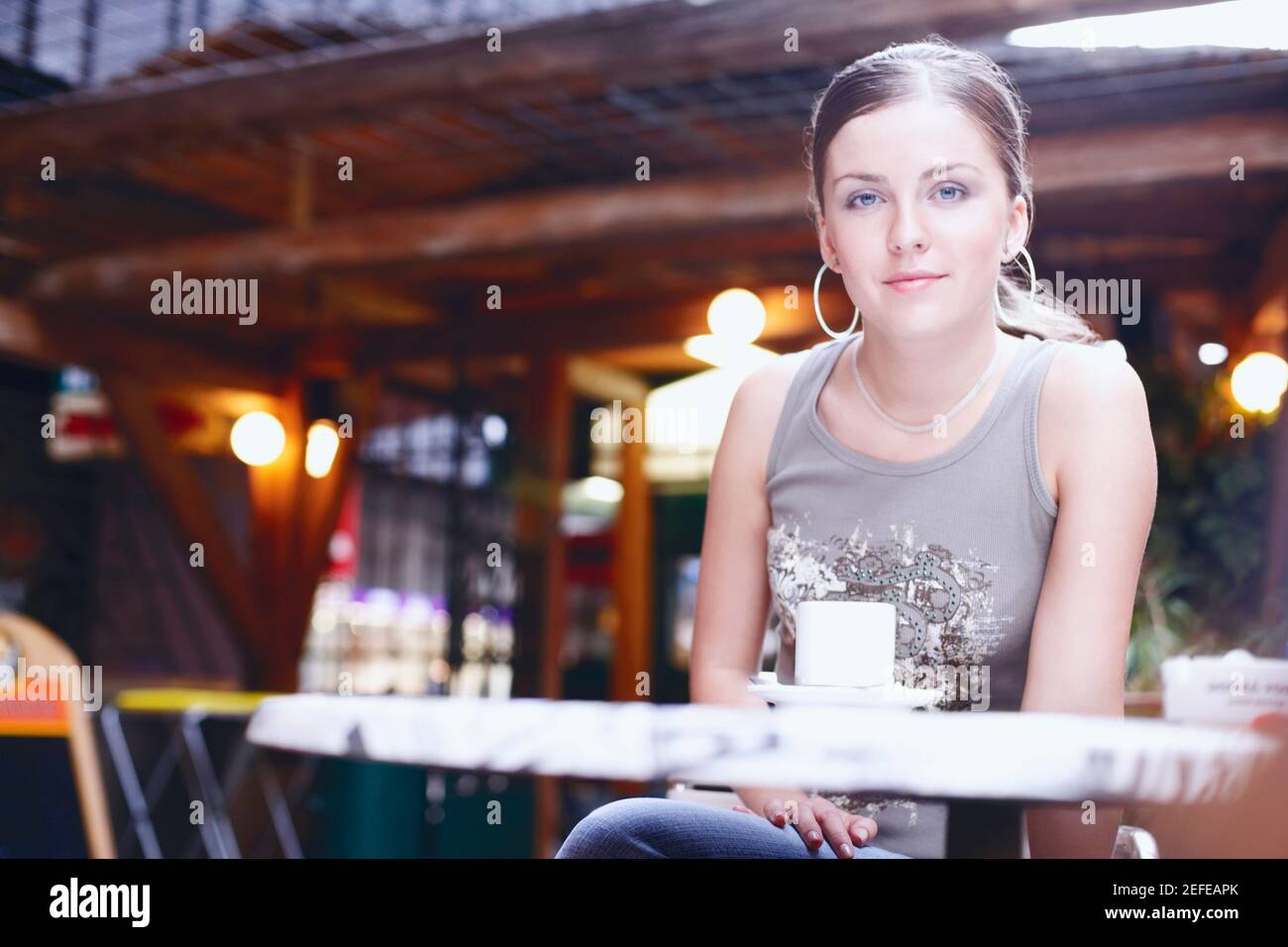 Portrait of a young woman sitting in a restaurant Banque D'Images