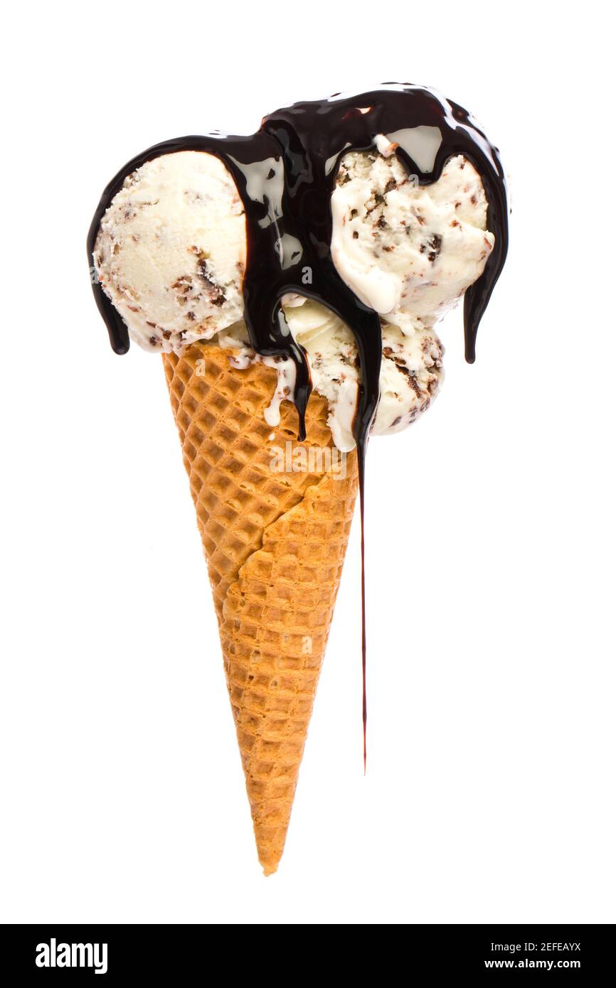 Crème glacée : cône de crème glacée avec Stracciatella et beaucoup de sauce au chocolat isolée sur fond blanc Banque D'Images