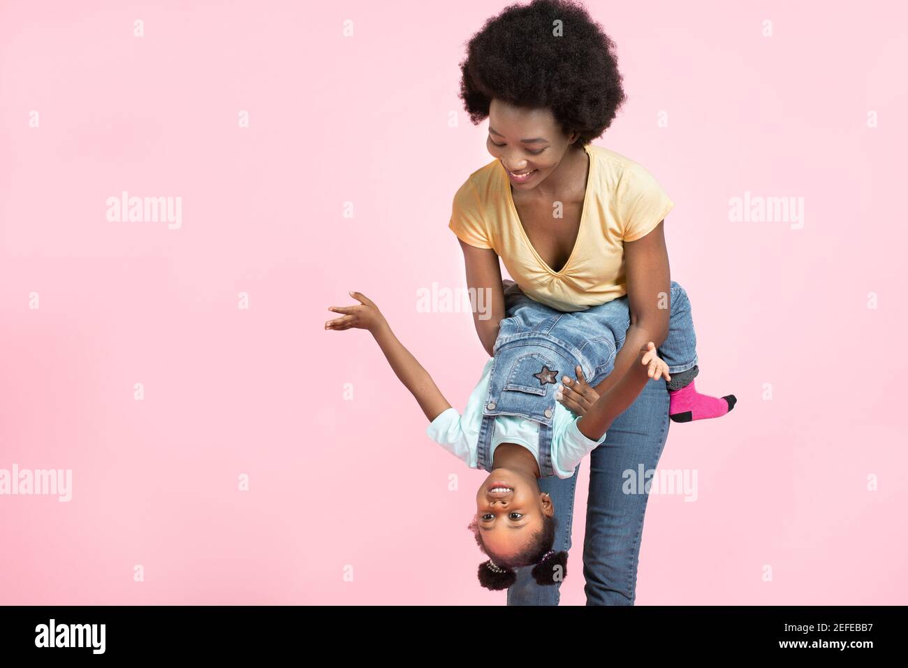 Jolie Jeune Femme Africaine S Amuser Avec L Enfant Mignon Bebe Fille De 3 4 Ans Maman Et Sa Petite Fille Isolee Sur Fond Rose Studio Photo Stock Alamy