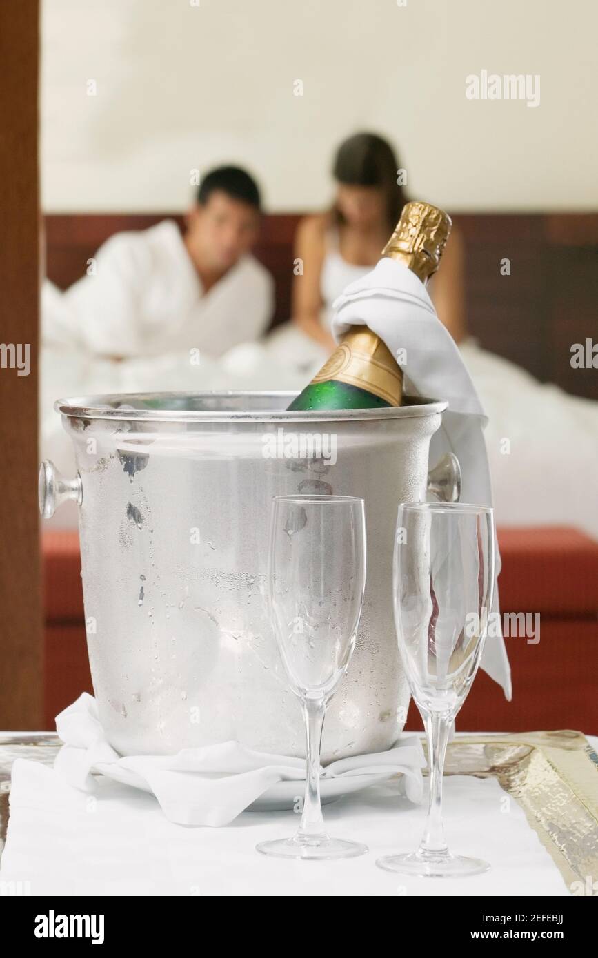 Gros plan d'une bouteille de champagne dans un seau à glace avec deux flûtes  à champagne Photo Stock - Alamy