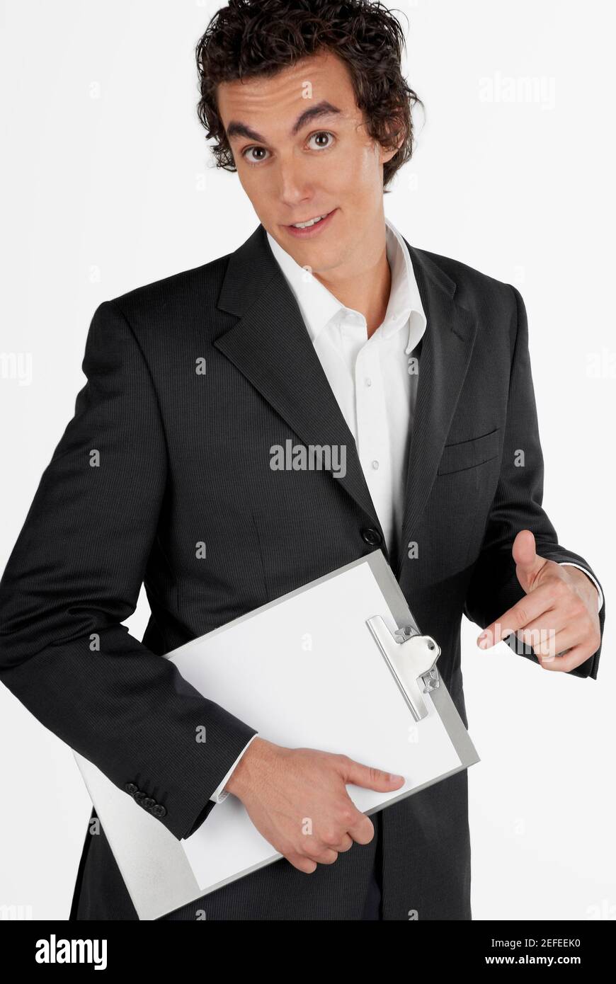 Portrait d'un homme d'affaires tenant un presse-papiers et faisant un face Banque D'Images