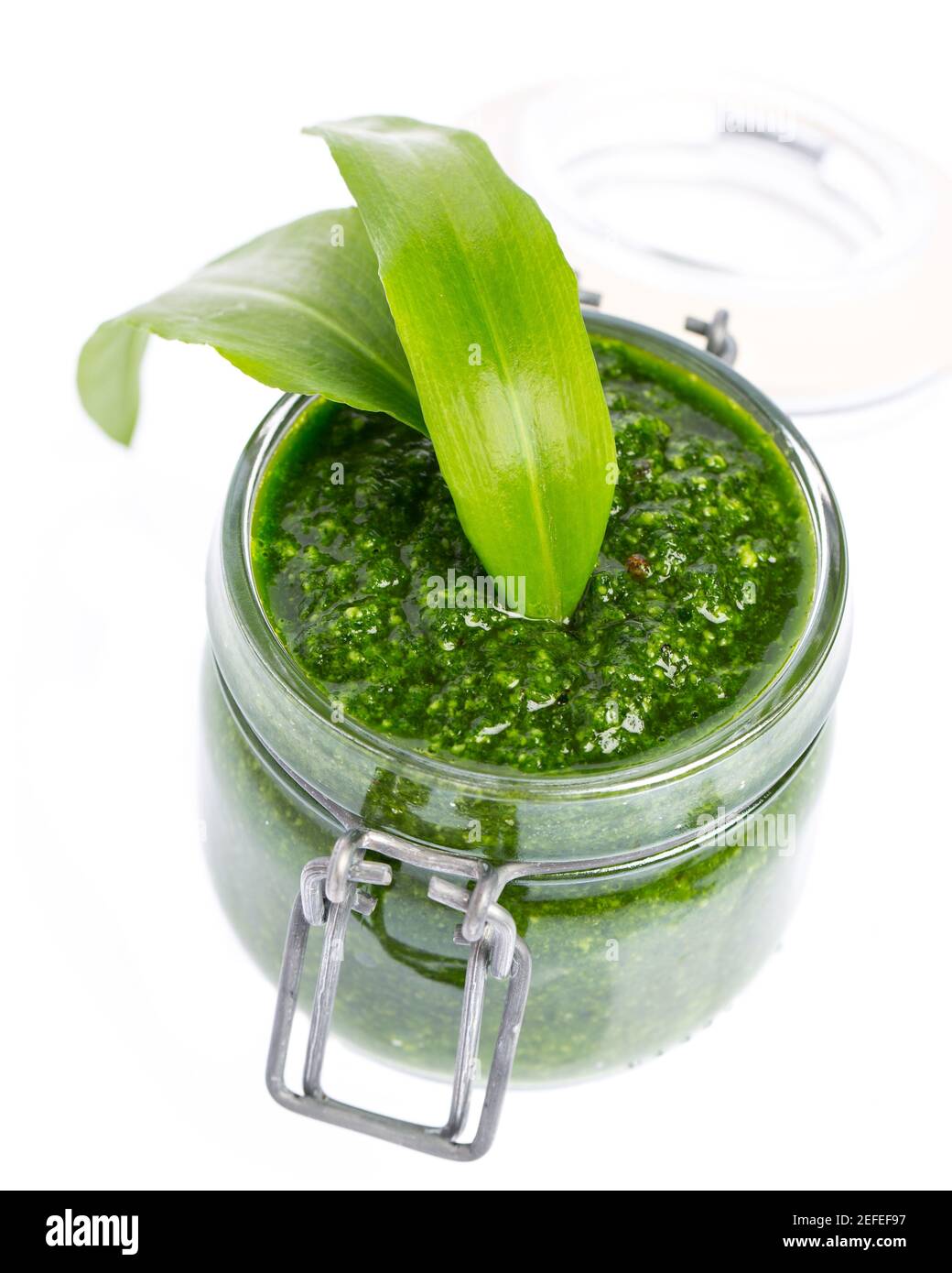 Pesto à l'ail sauvage (Allium ursinum) isolé sur fond blanc Banque D'Images