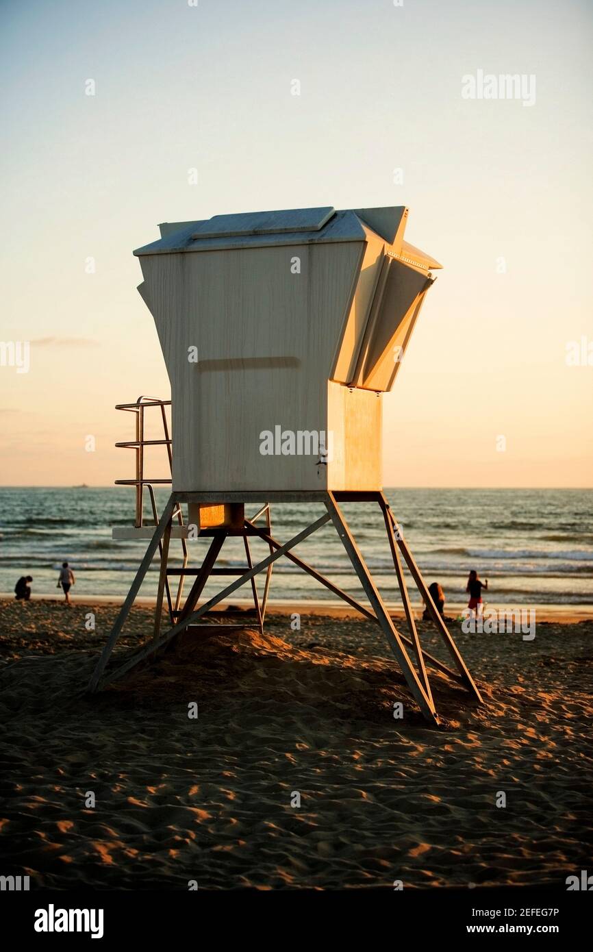 Vue à angle bas d'un stand de sauveteurs sur la plage, San Diego, San Diego Bay, Californie, États-Unis Banque D'Images