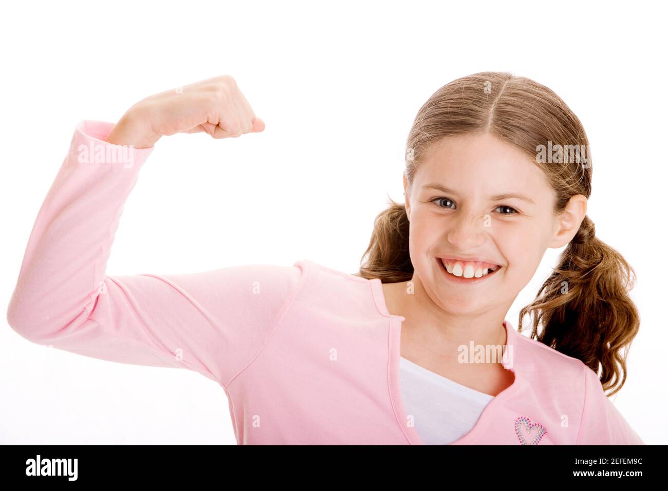 Portrait d'une fille qui fléchit son biceps Banque D'Images