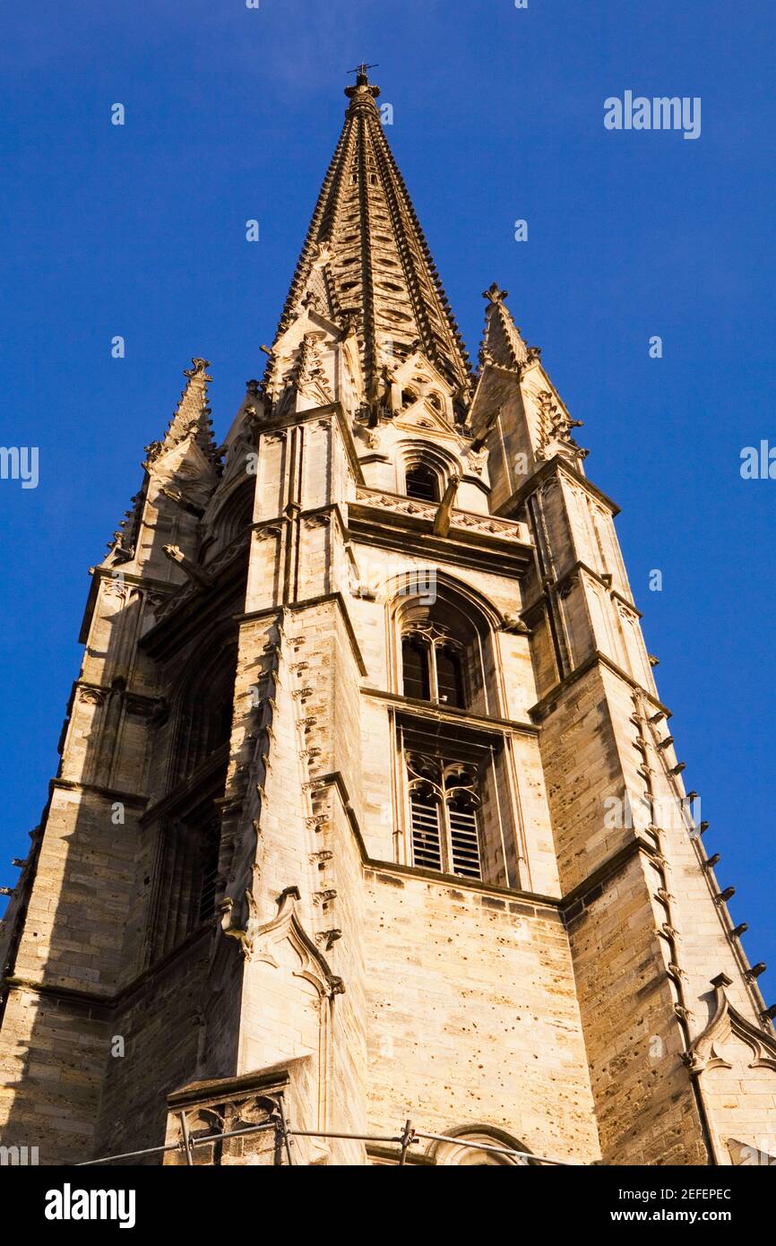 Vue à angle bas d'une basilique, basilique Saint-Michel, quartier Saint-Michel, Vieux Bordeaux, Bordeaux, France Banque D'Images