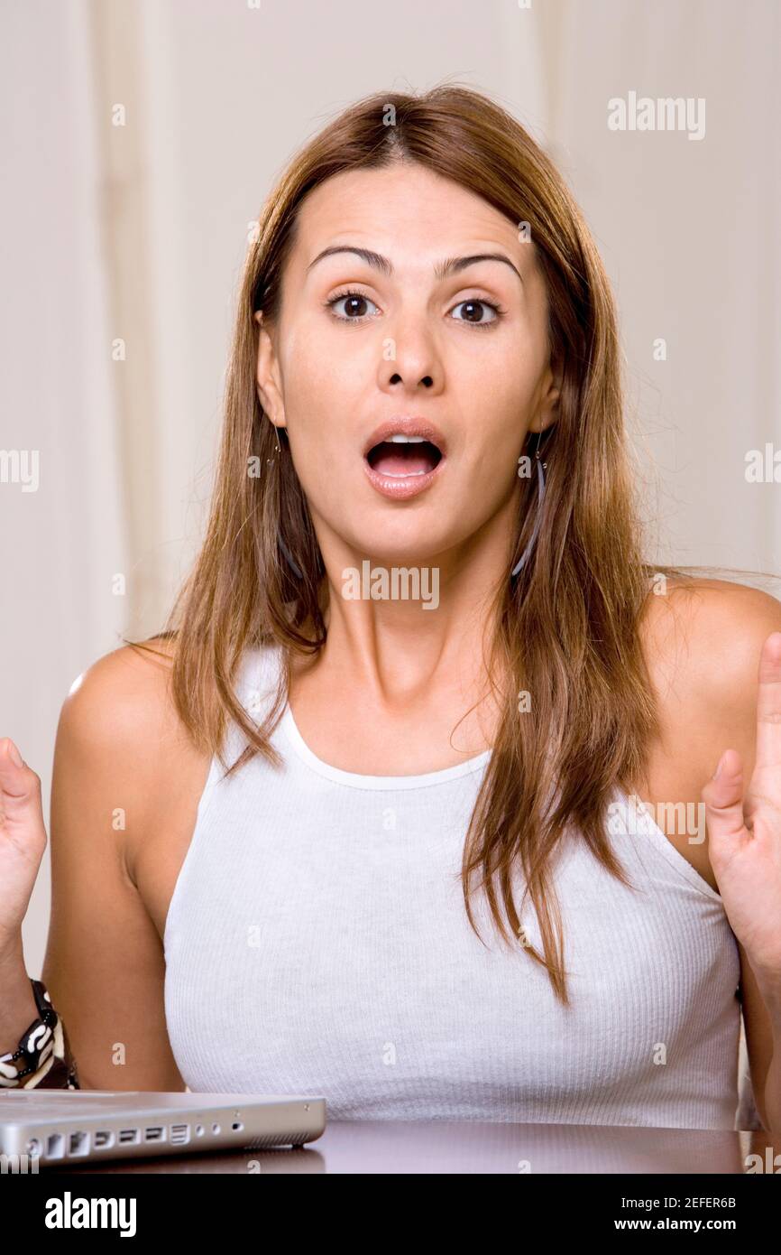 Portrait d'une jeune femme avec sa bouche ouverte Banque D'Images