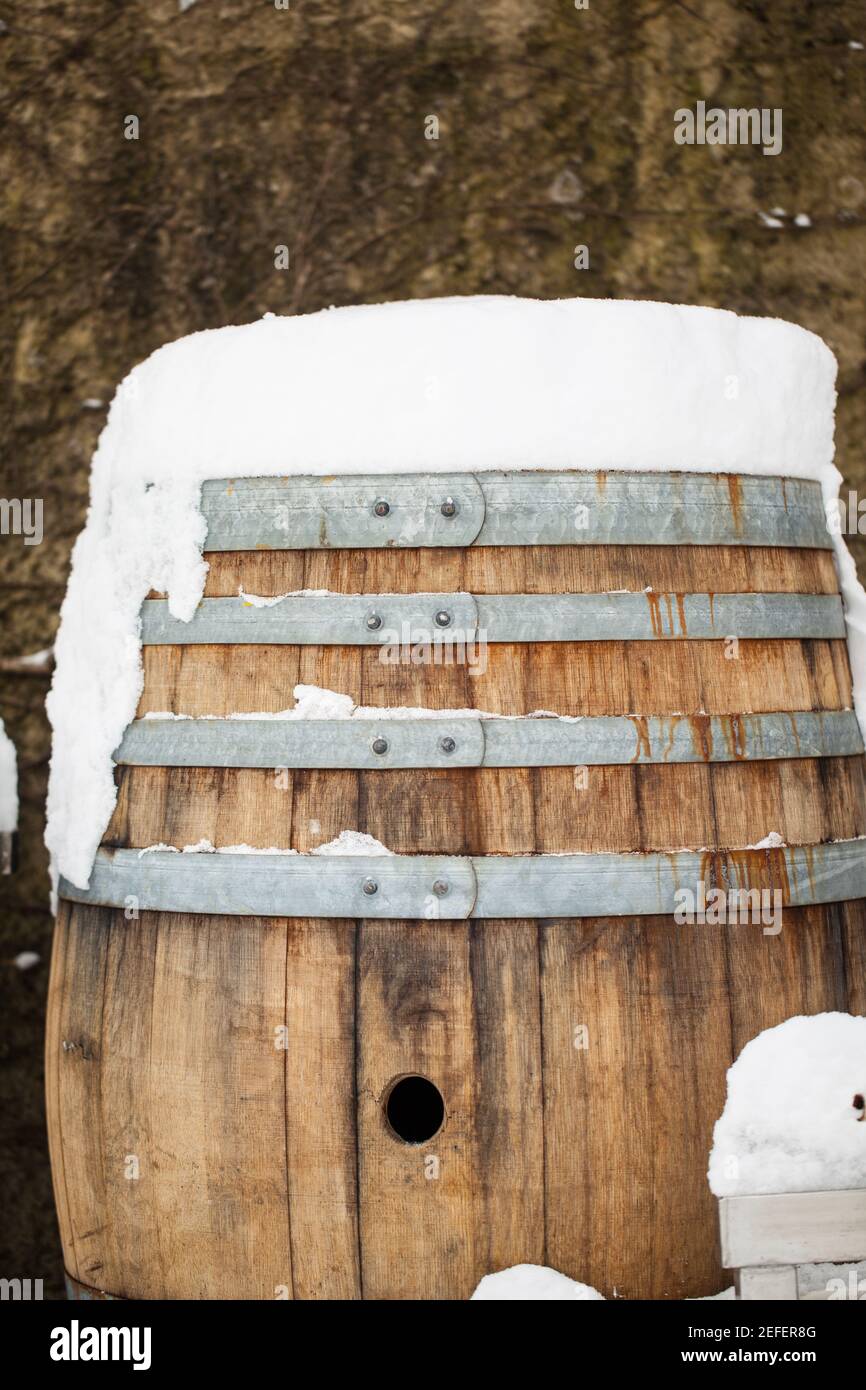 Tonneau de vin recouvert de neige Banque D'Images