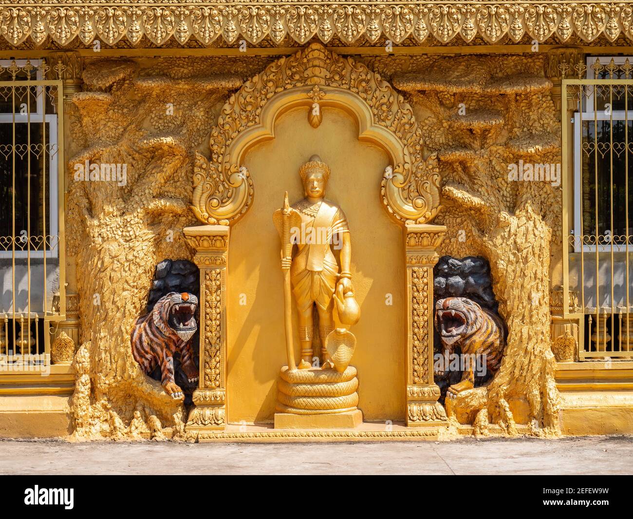Façade de Mongkol Serei Kien Khleang, temple bouddhiste de Phnom Penh, Cambodge, situé entre le Tonle SAP et le Mékong. Banque D'Images