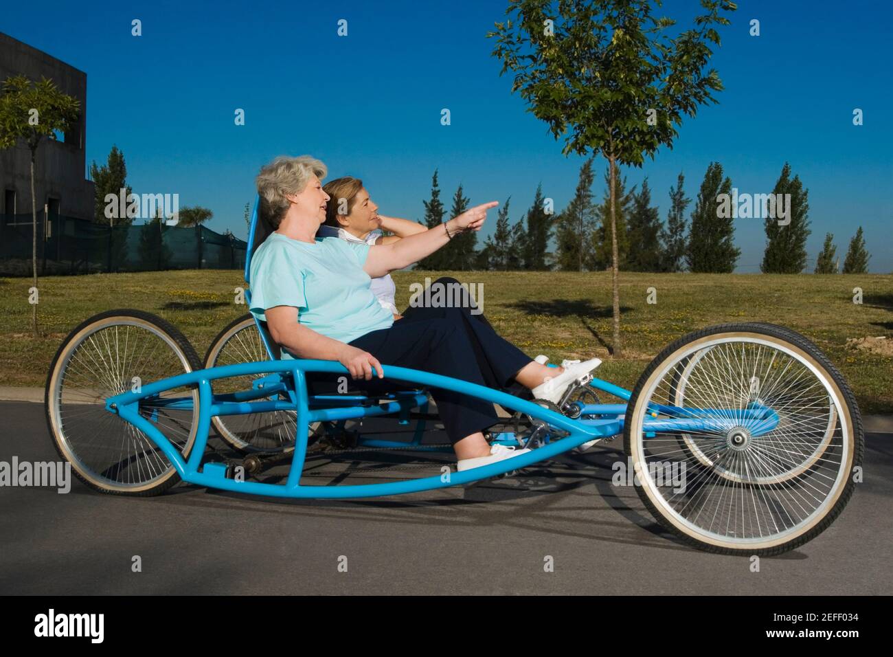 Deux femmes âgées à cheval sur un quadricycle Banque D'Images