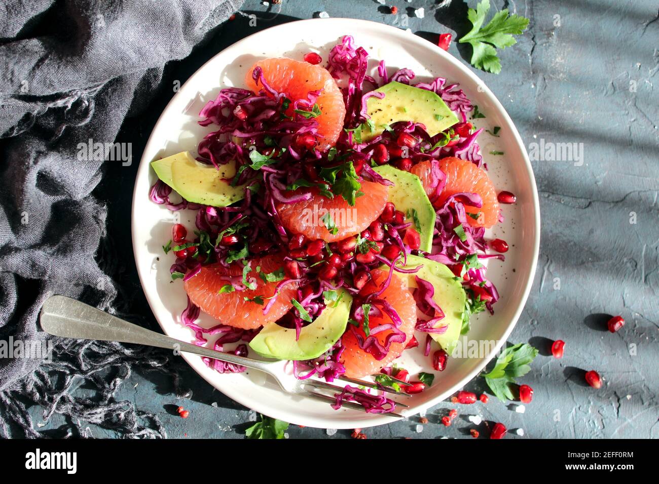 Salade de chou rouge avec avocat, pamplemousse et grenade. Alimentation. Vue de dessus. Banque D'Images