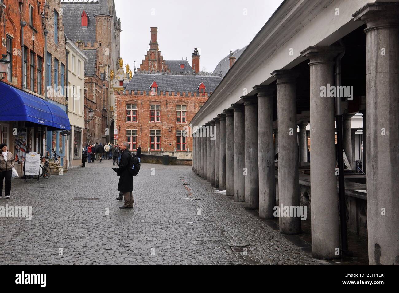 Le marché aux poissons fermé lors d'une journée humide dans la ville de Bruges en Belgique. Banque D'Images