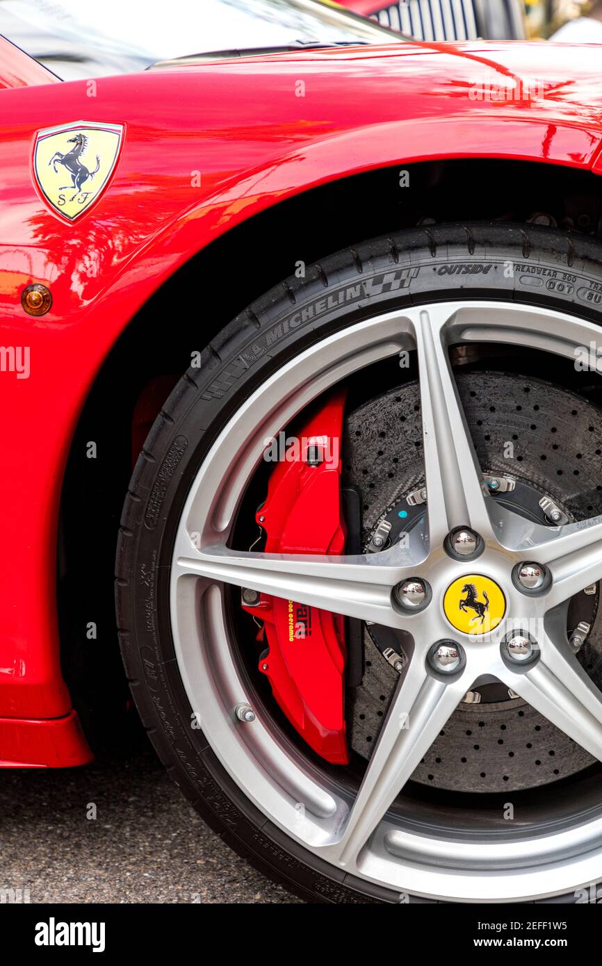 Logo pneu avant et cheval dansant sur une Ferrari rouge exposée à « Cars on Fifth » - Naples, Floride, États-Unis Banque D'Images