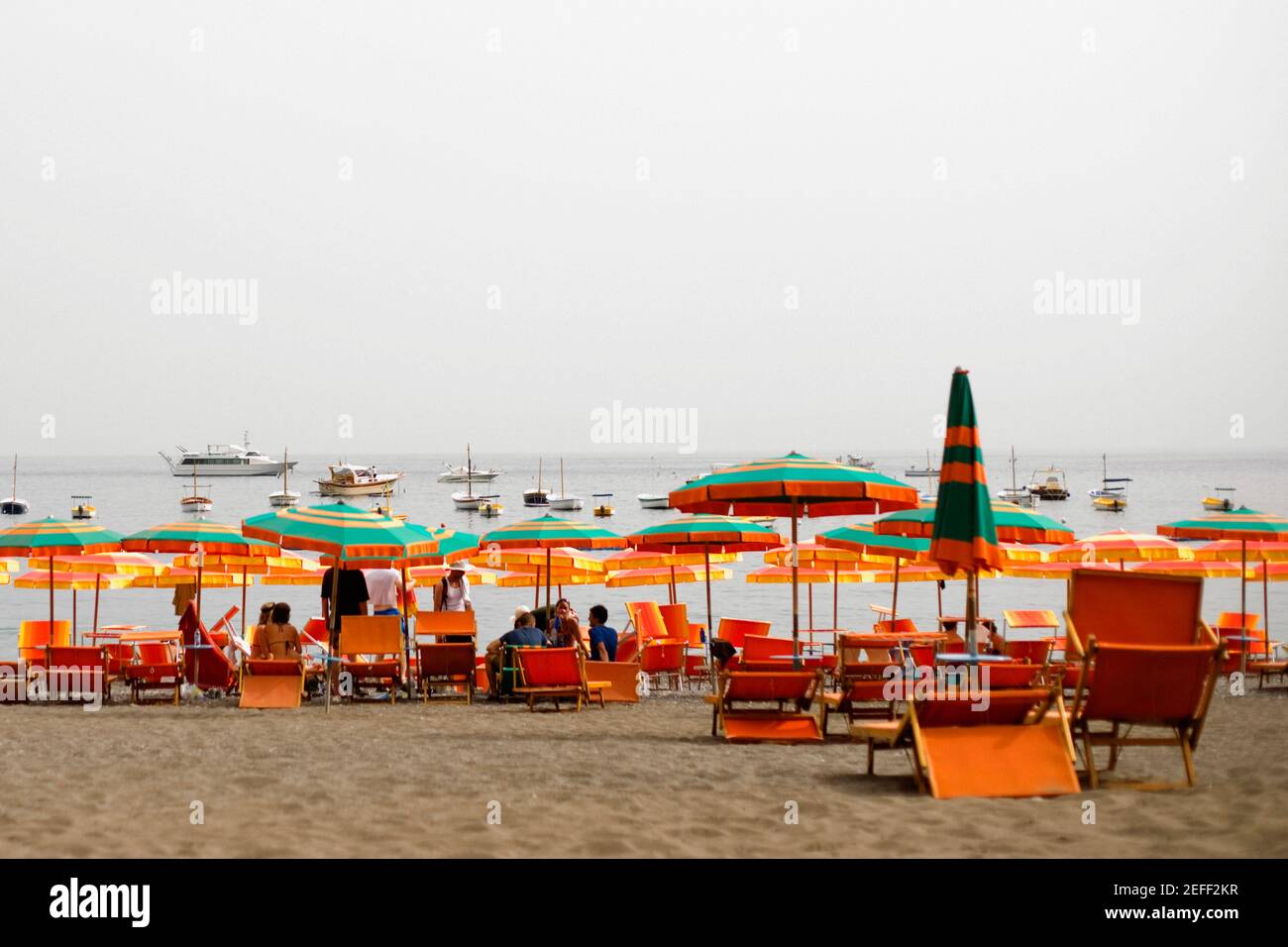 Touristes sur la plage, Spiaggia Grande, Positano, côte amalfitaine, Salerne, Campanie, Italie Banque D'Images