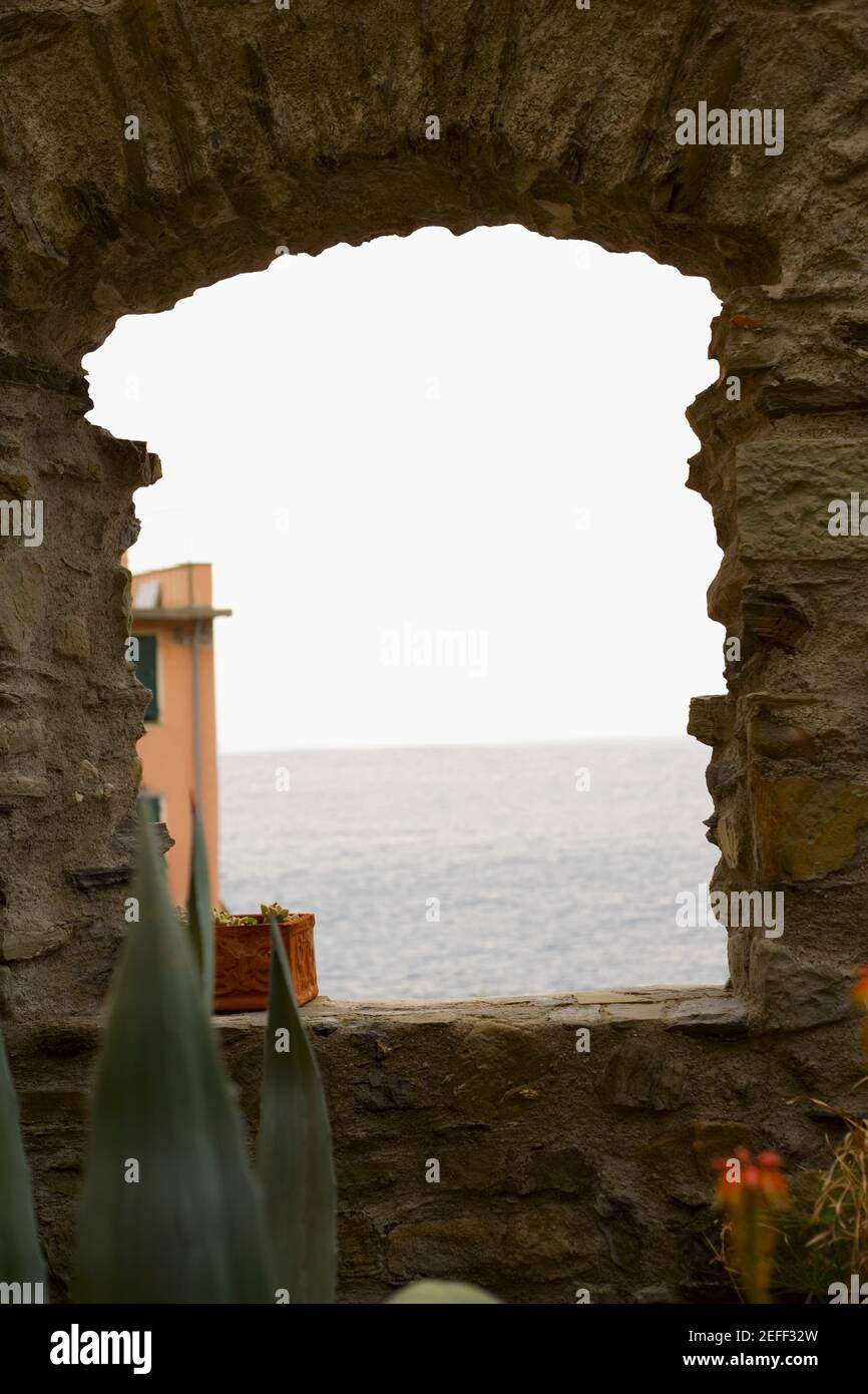 Vue sur la mer par une fenêtre, Parc national des Cinque Terre, la Spezia, Ligurie, Italie Banque D'Images