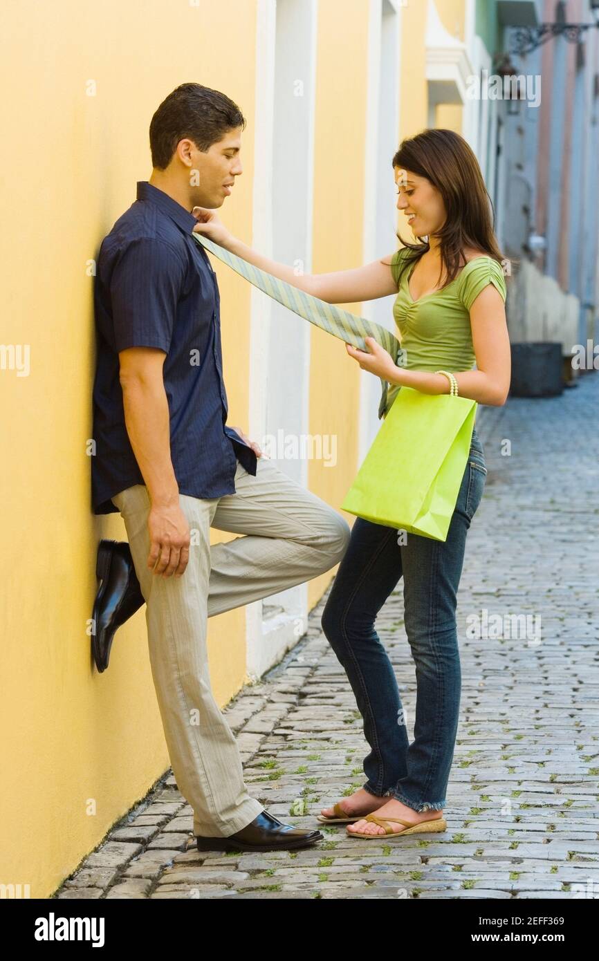 Profil d'un jeune homme qui regarde un adolescent fille tenant un foulard et souriant Banque D'Images