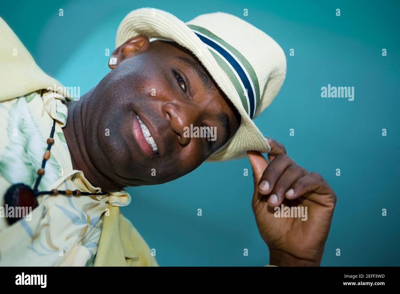 Portrait d'un homme mature qui renverse son chapeau Banque D'Images