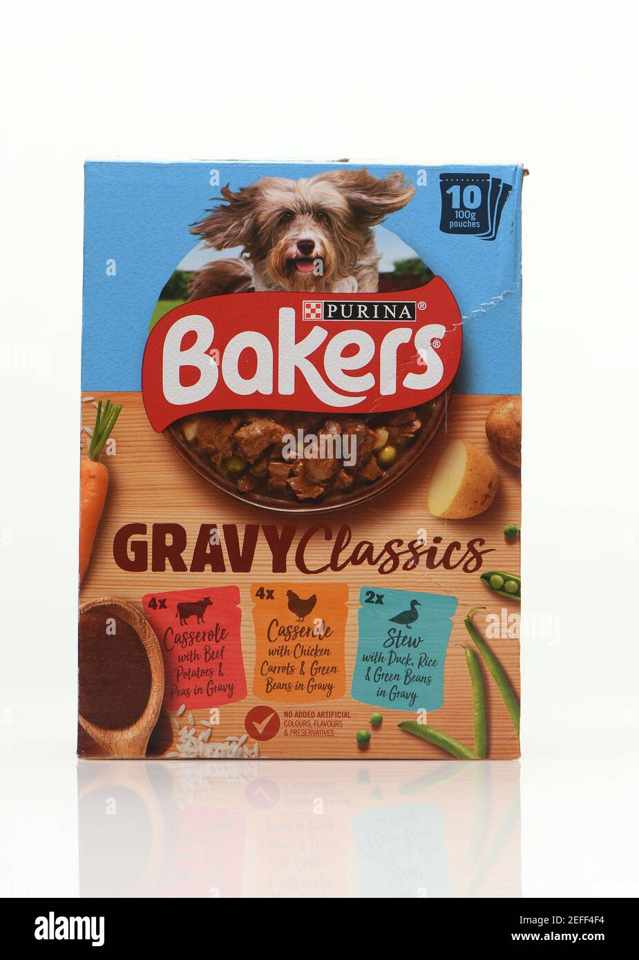 Purina Bakers sauce classiques chien sacs boîte de nourriture sur fond blanc avec réflexion. Banque D'Images