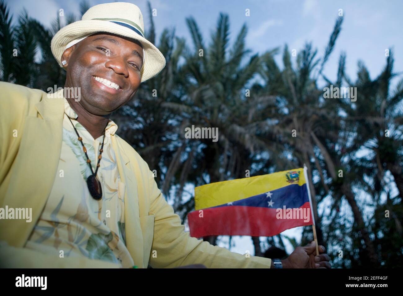 Portrait d'un homme mature portant un drapeau vénézuélien Banque D'Images
