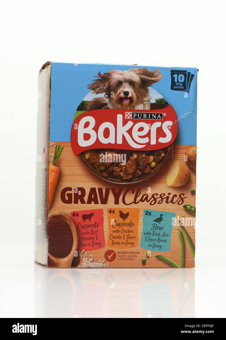 Purina Bakers sauce classiques chien sacs boîte de nourriture sur fond blanc avec réflexion. Banque D'Images