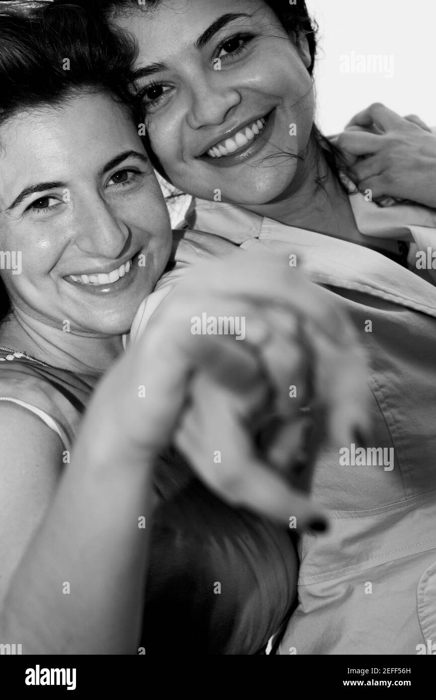 Portrait d'une femme de taille moyenne et d'une jeune femme pointant vers l'avant Banque D'Images