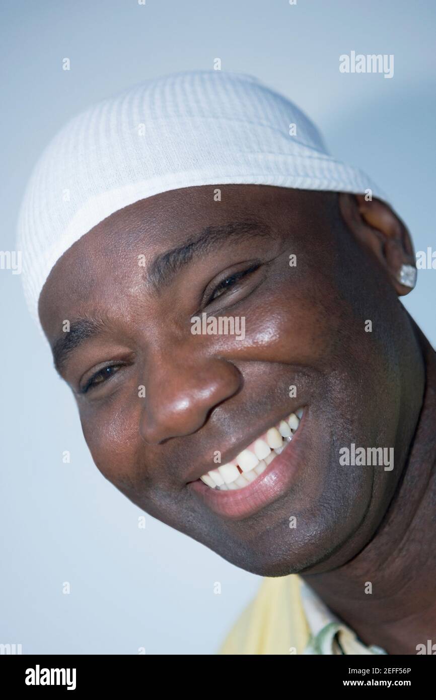 Portrait of a young man smiling Banque D'Images