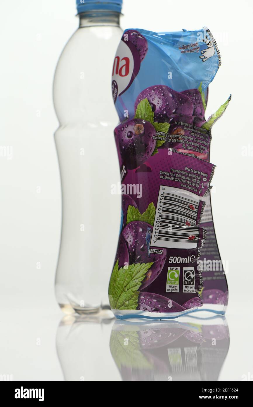 Les images des pochettes en plastique sur les bouteilles à usage unique ne sont pas encore recyclables et doivent être retirées, mais combien de personnes savent cela ou le font. Banque D'Images