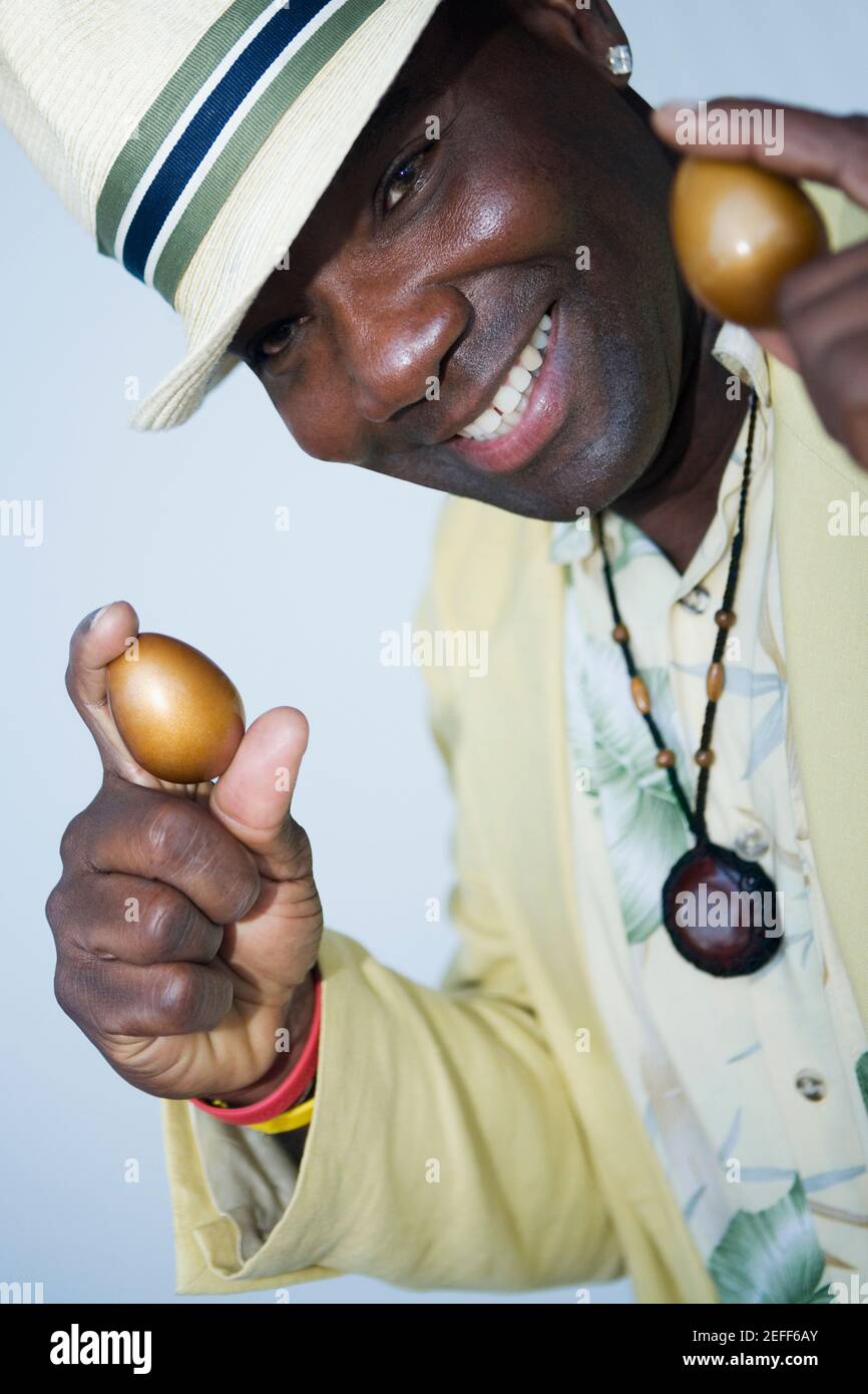 Portrait d'un homme mature tenant deux œufs d'or Banque D'Images