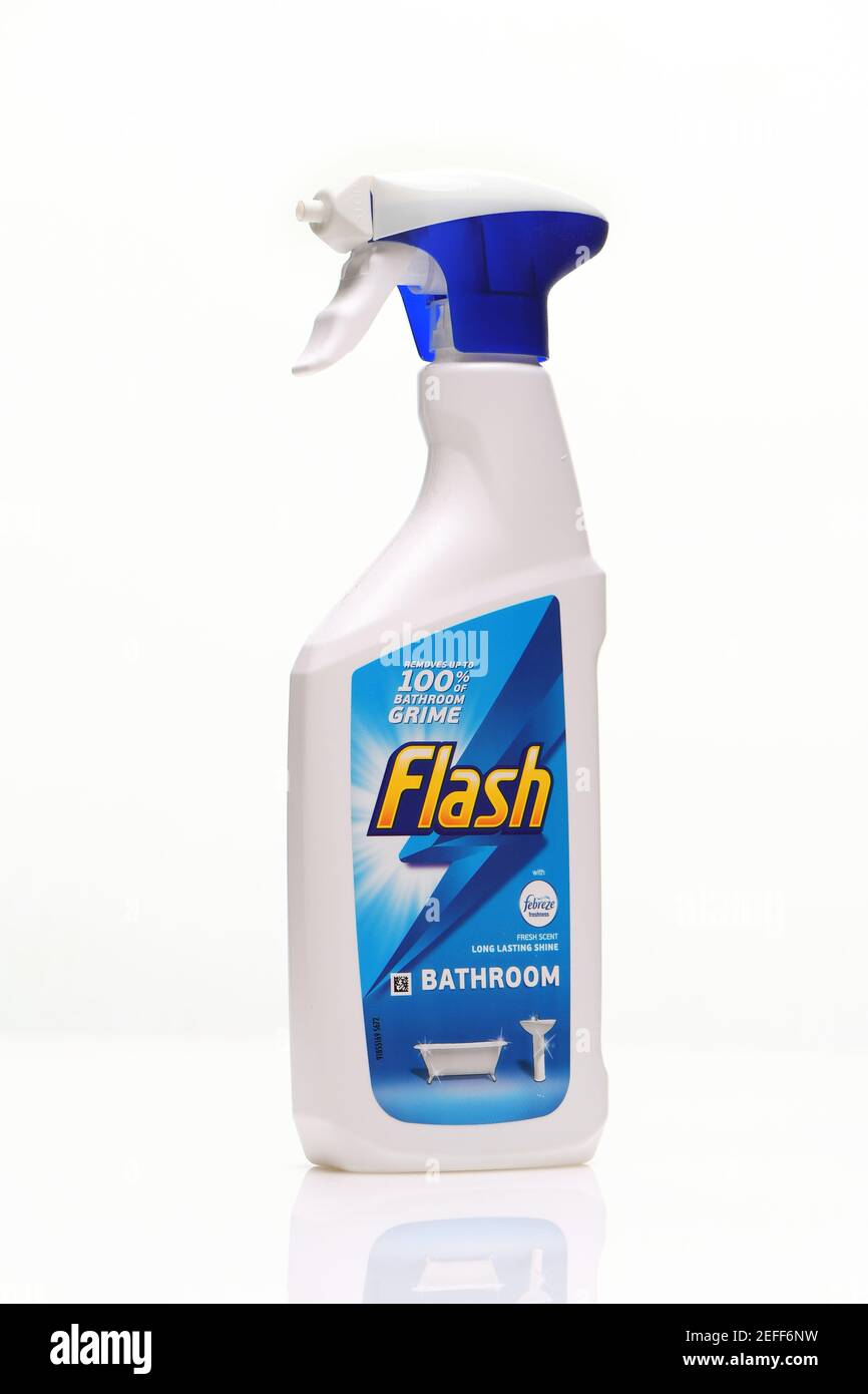 Spray nettoyant Flash pour salle de bains photographié sur fond blanc avec  reflet Photo Stock - Alamy