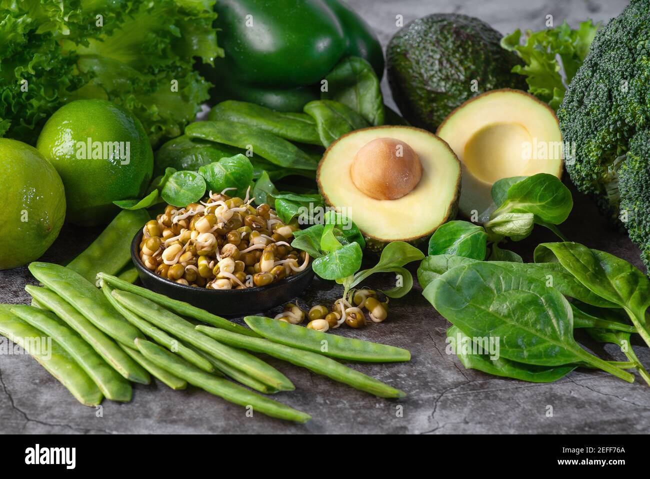 Une variété de légumes verts, leavev vert des épinards.Super nourriture, vert, nourriture saine, nourriture végétarienne et concept de gens, gros.manger sain, d Banque D'Images