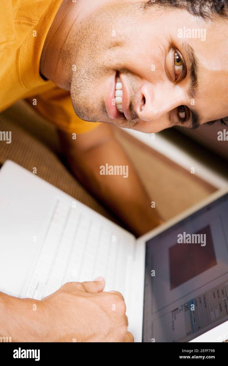 Portrait d'un jeune homme à l'aide d'un ordinateur portable Banque D'Images