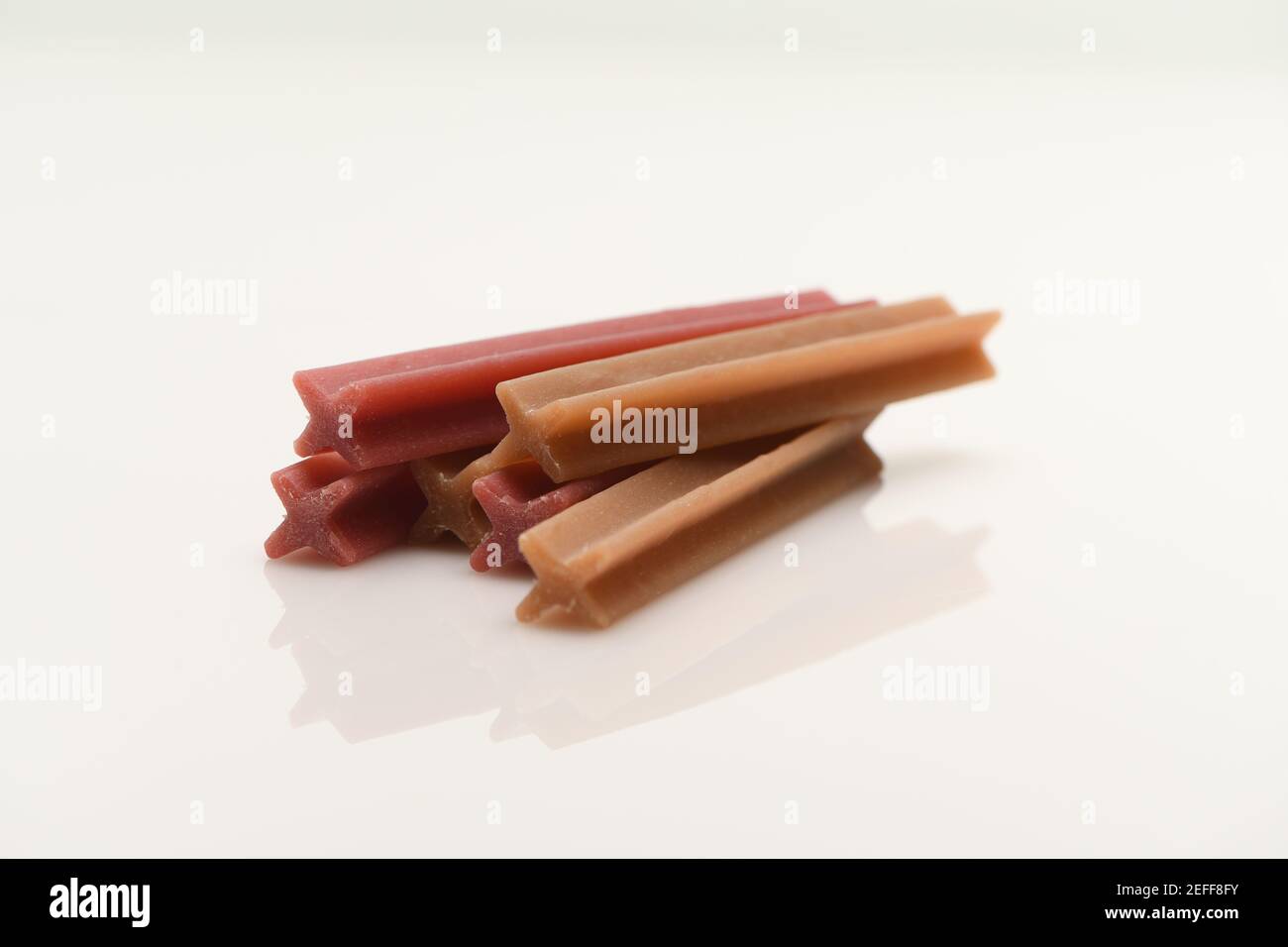 Les dents de chien mâche pour nettoyer les dents et les bouches saines. Photographié sur fond blanc avec réflexion. Gamme Dentastix de Pedigree Banque D'Images
