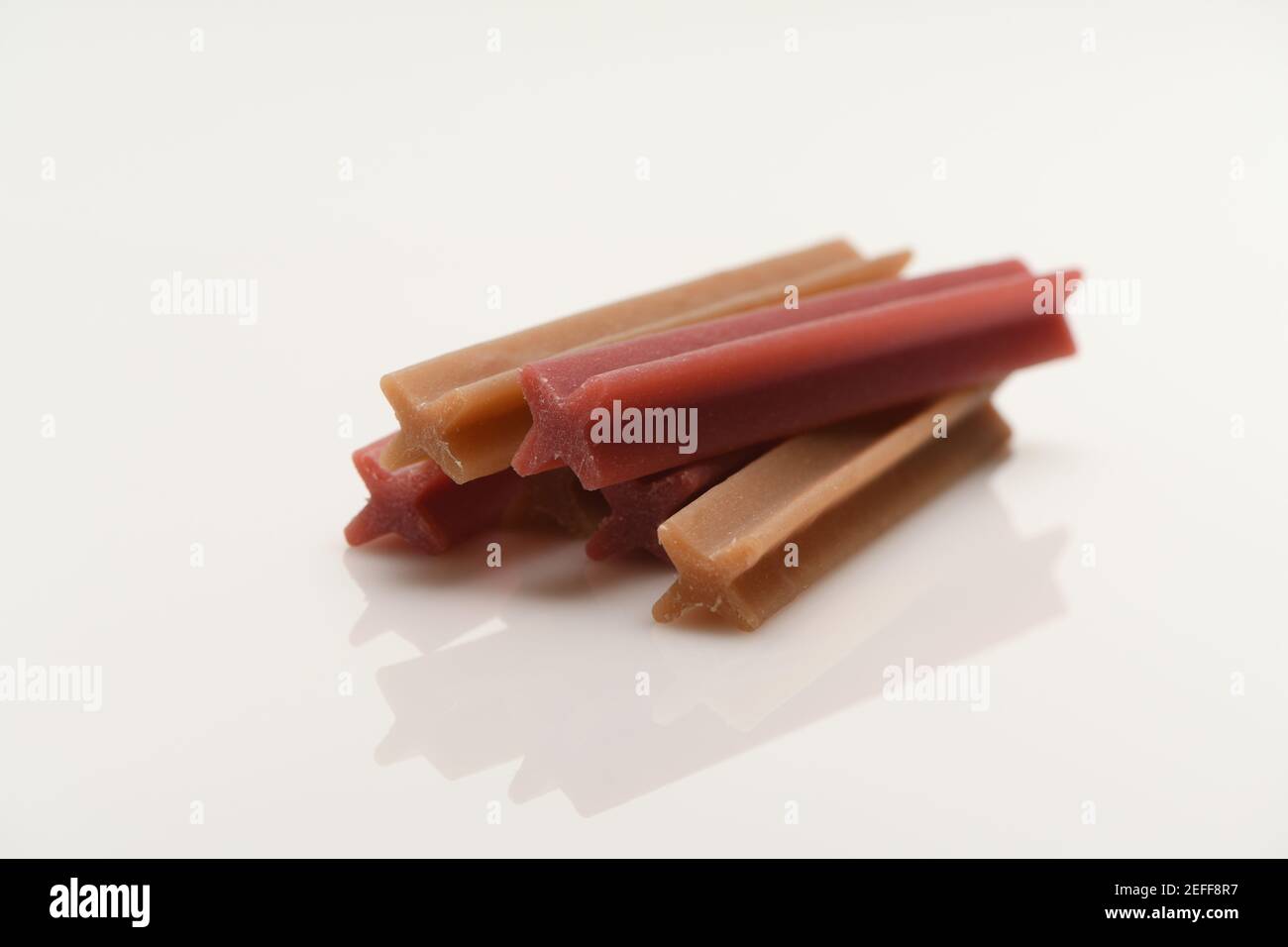 Les dents de chien mâche pour nettoyer les dents et les bouches saines. Photographié sur fond blanc avec réflexion. Gamme Dentastix de Pedigree Banque D'Images