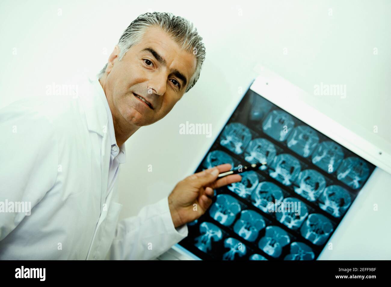 Portrait d'un médecin de sexe masculin pointant vers une radiographie Banque D'Images