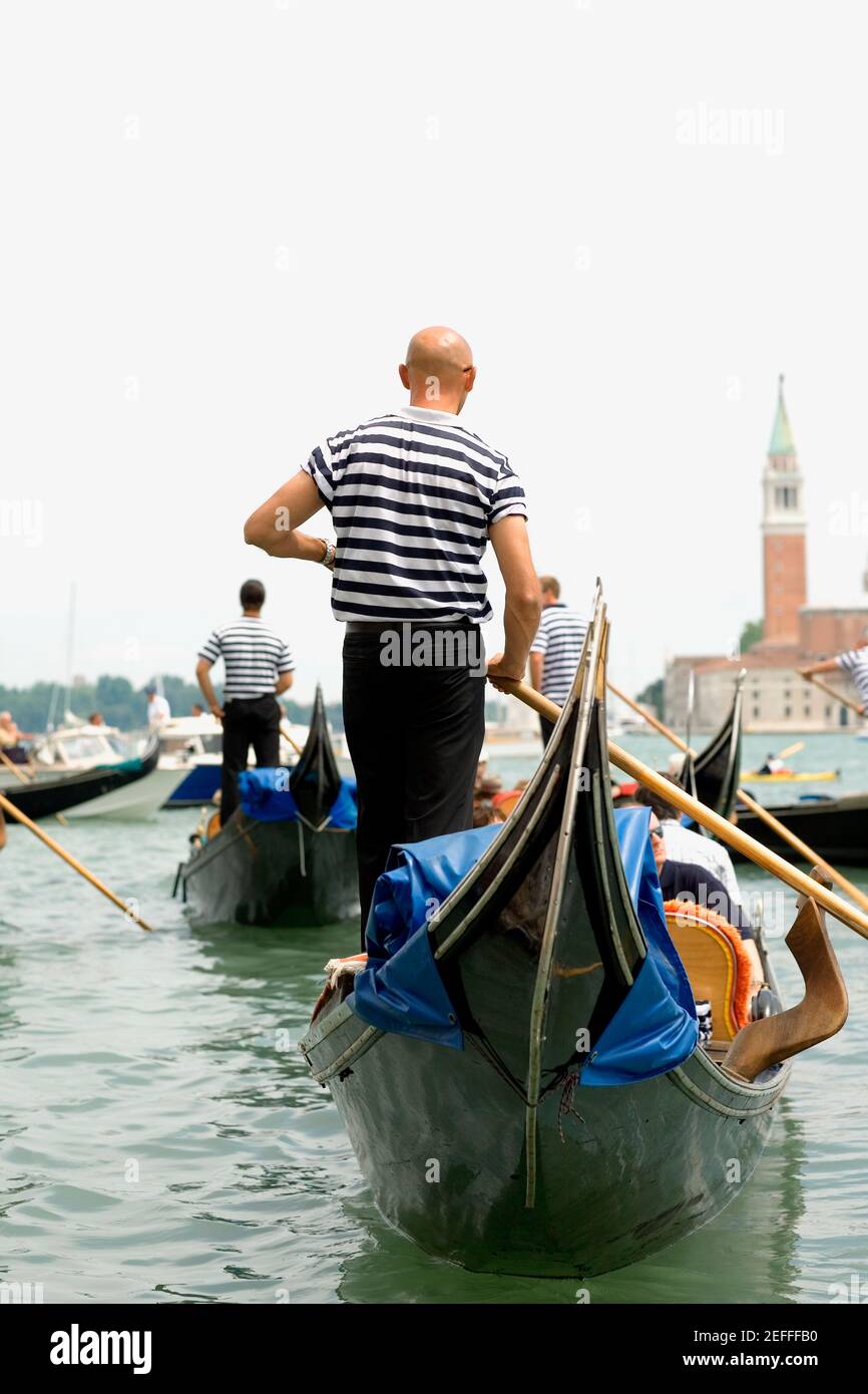 Vue arrière de trois télécabines, Venise, Vénétie, Italie Banque D'Images