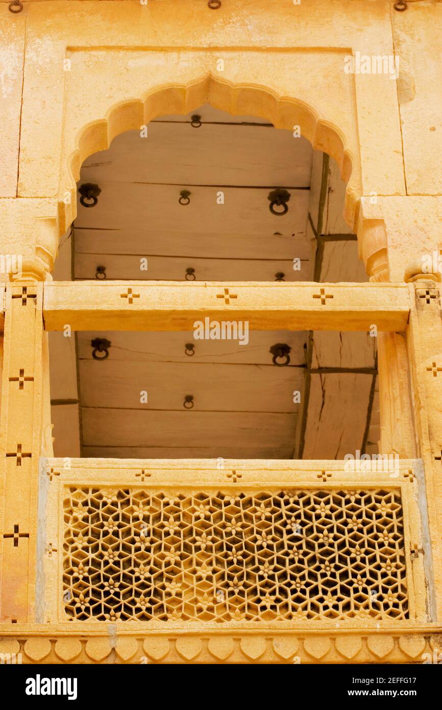 Vue à angle bas d'un balcon dans le Rajmahal, Jaisalmer, Rajasthan, Inde Banque D'Images