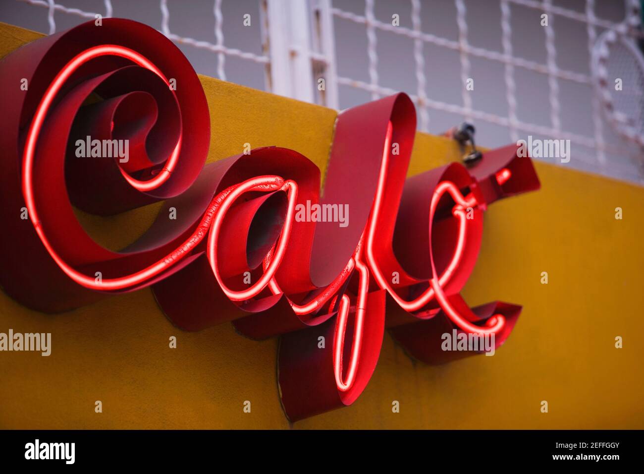 Vue à angle bas d'une affiche de magasin sur un bâtiment mur Banque D'Images