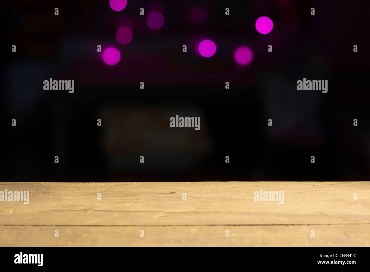 image d'une table en bois blanc brun en bois devant arrière-plan flou abstrait des lumières Banque D'Images