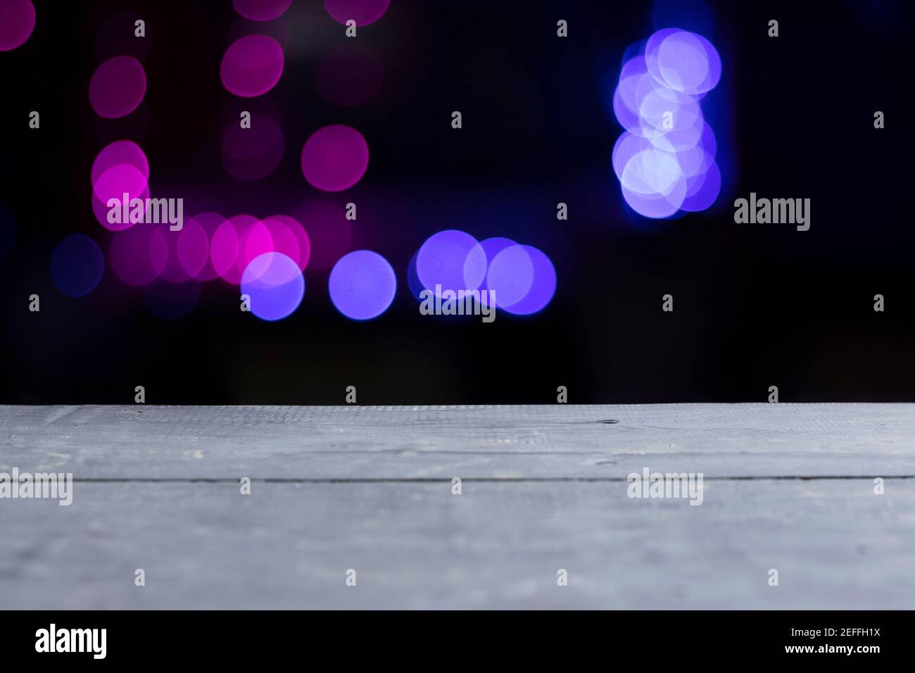 image d'une table en bois blanc gris en bois devant arrière-plan flou abstrait des lumières Banque D'Images