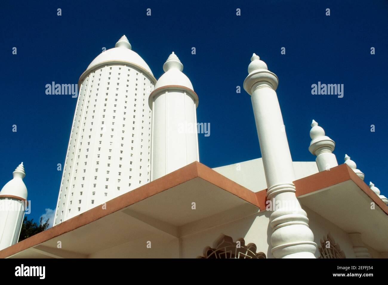 Un minaret proéminent d'un temple hindou est vu contre le ciel bleu, Trinidad, Caraïbes Banque D'Images