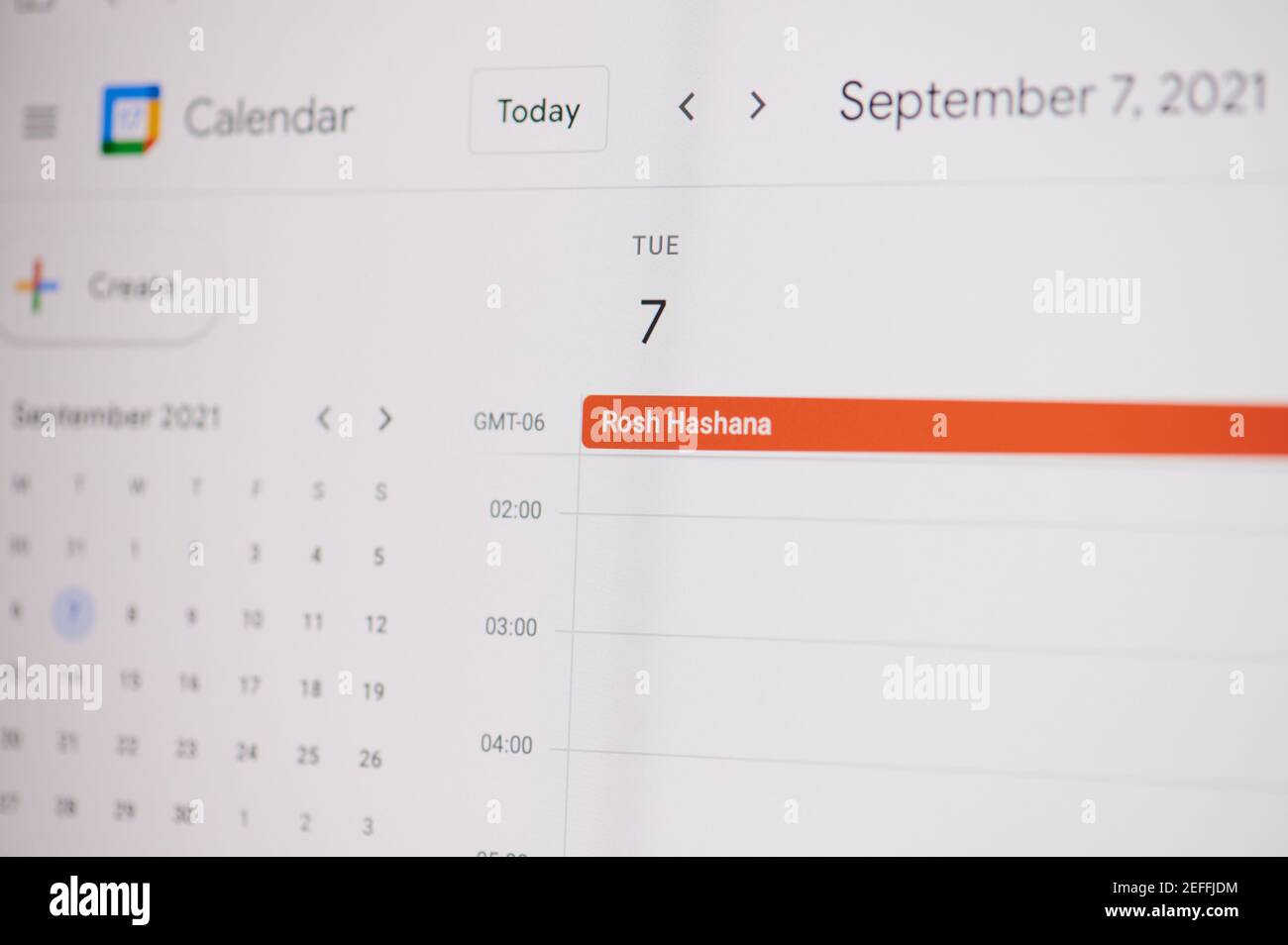 New york, Etats-Unis - 17 février 2021: Rosh Hashana 7 de septembre sur google calendrier sur l'écran d'ordinateur portable vue rapprochée. Banque D'Images