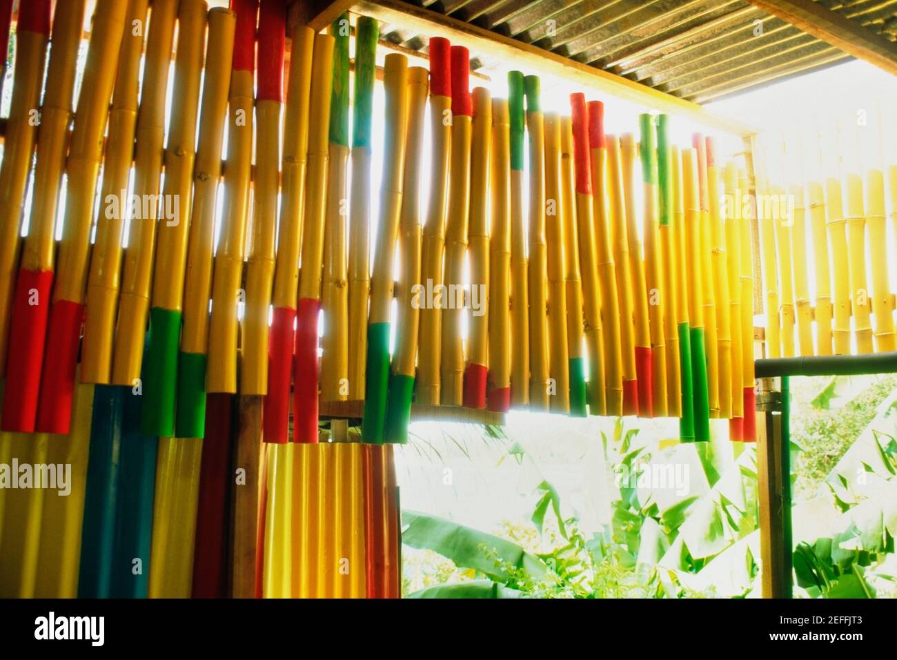 Vue sur un écran en bambou coloré dans un bar, Tobago, Caraïbes Banque D'Images