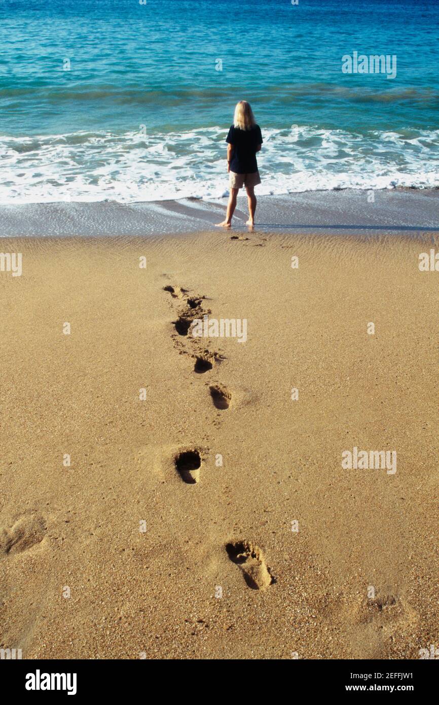 Un pied de lit de femme imprimé sur le sable, Pigeon point Beach, Tobago, Caraïbes Banque D'Images