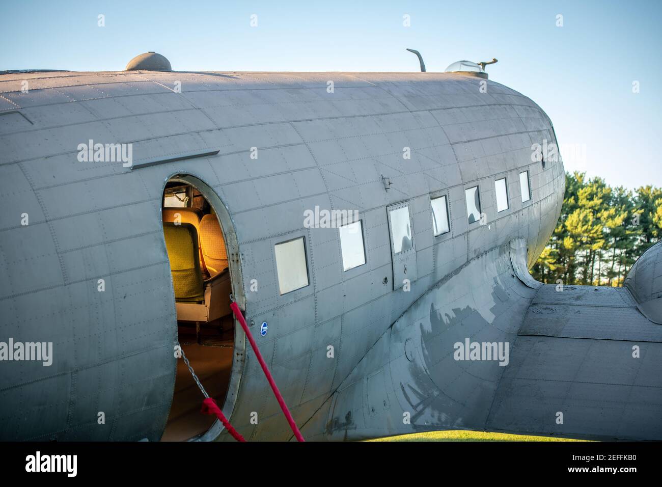 Porte ouverte sur le côté de l'avion DC-3, aéroport Massey, Massey, MD Banque D'Images