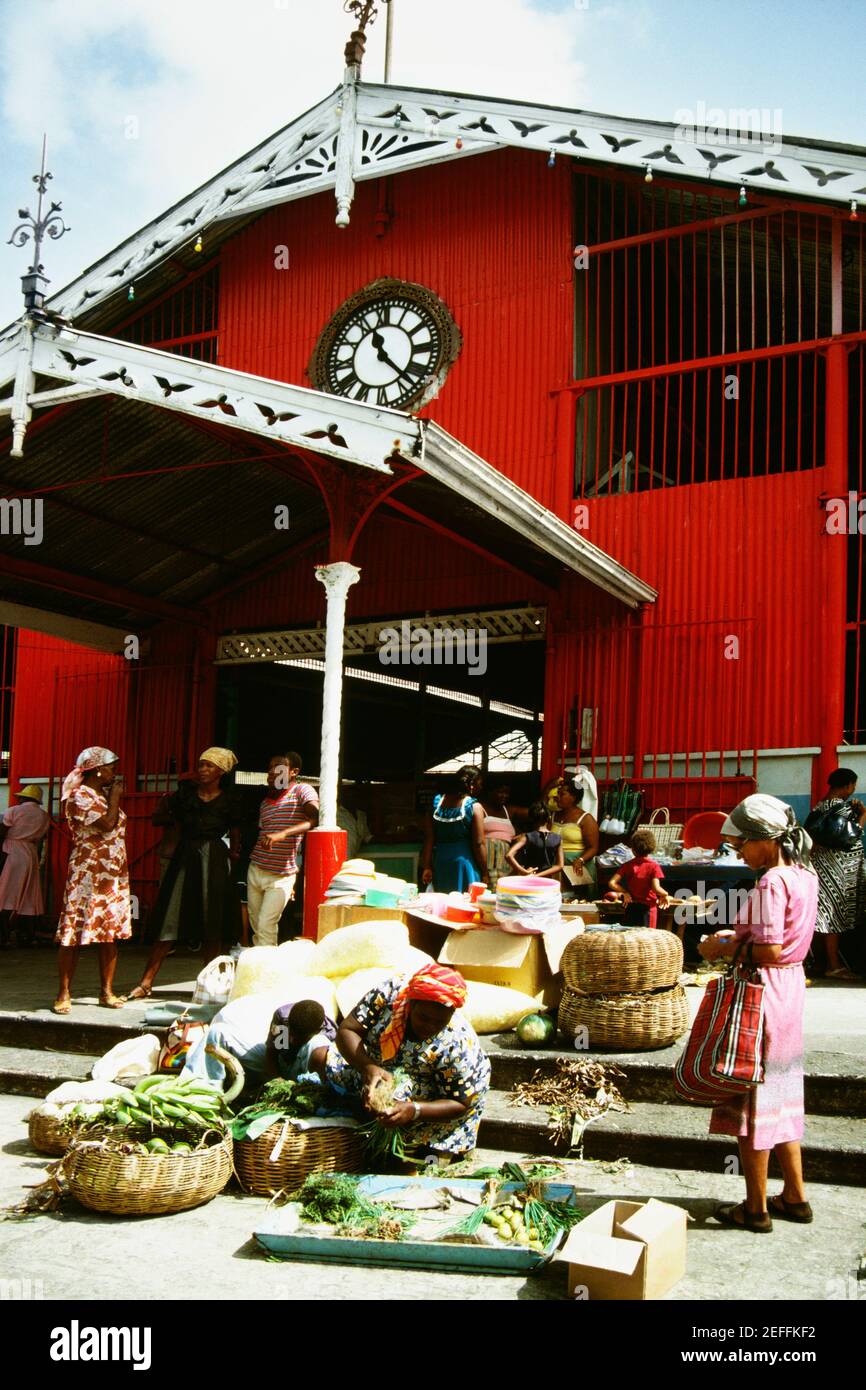 Petit groupe de vendeurs occupés à vendre les produits de l'île aux clients, Sainte-Lucie Banque D'Images